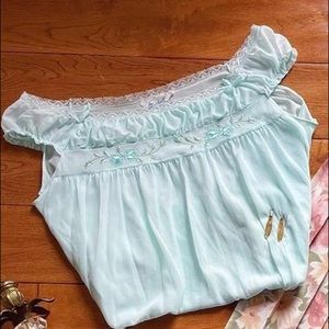 Vintage pale blue top with floral embroidery 🌼